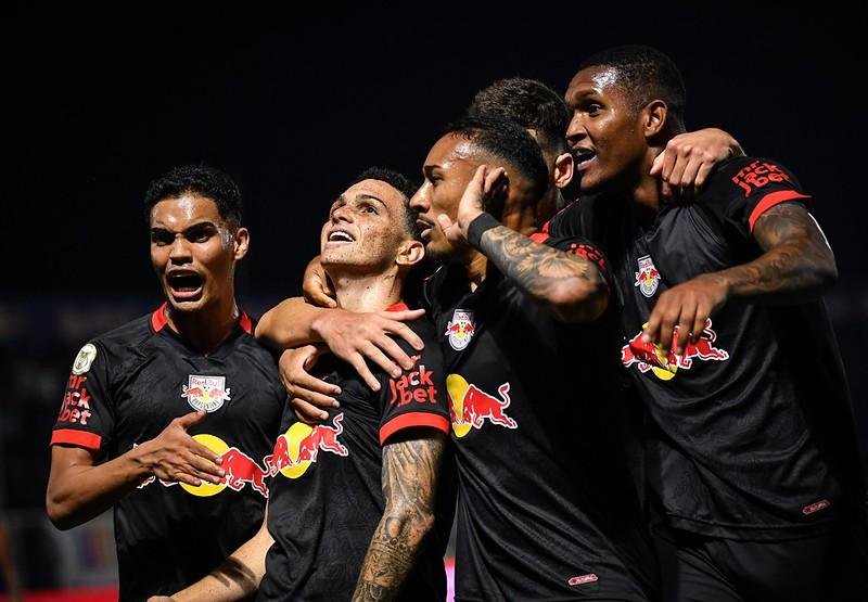 Jogadores comemoram gol sobre o Bahia