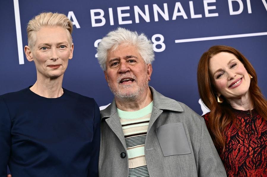 A atriz Julianne Moore (&agrave; direita), o diretor espanhol Pedro Almod&oacute;var e a atriz Tilda Swinton.