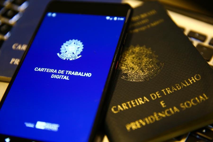 Rendimento habitual m&eacute;dio real alcan&ccedil;ou o pico de R$ 3.255 em abril deste ano, recuando para R$ 3.187 em julho de 2024,