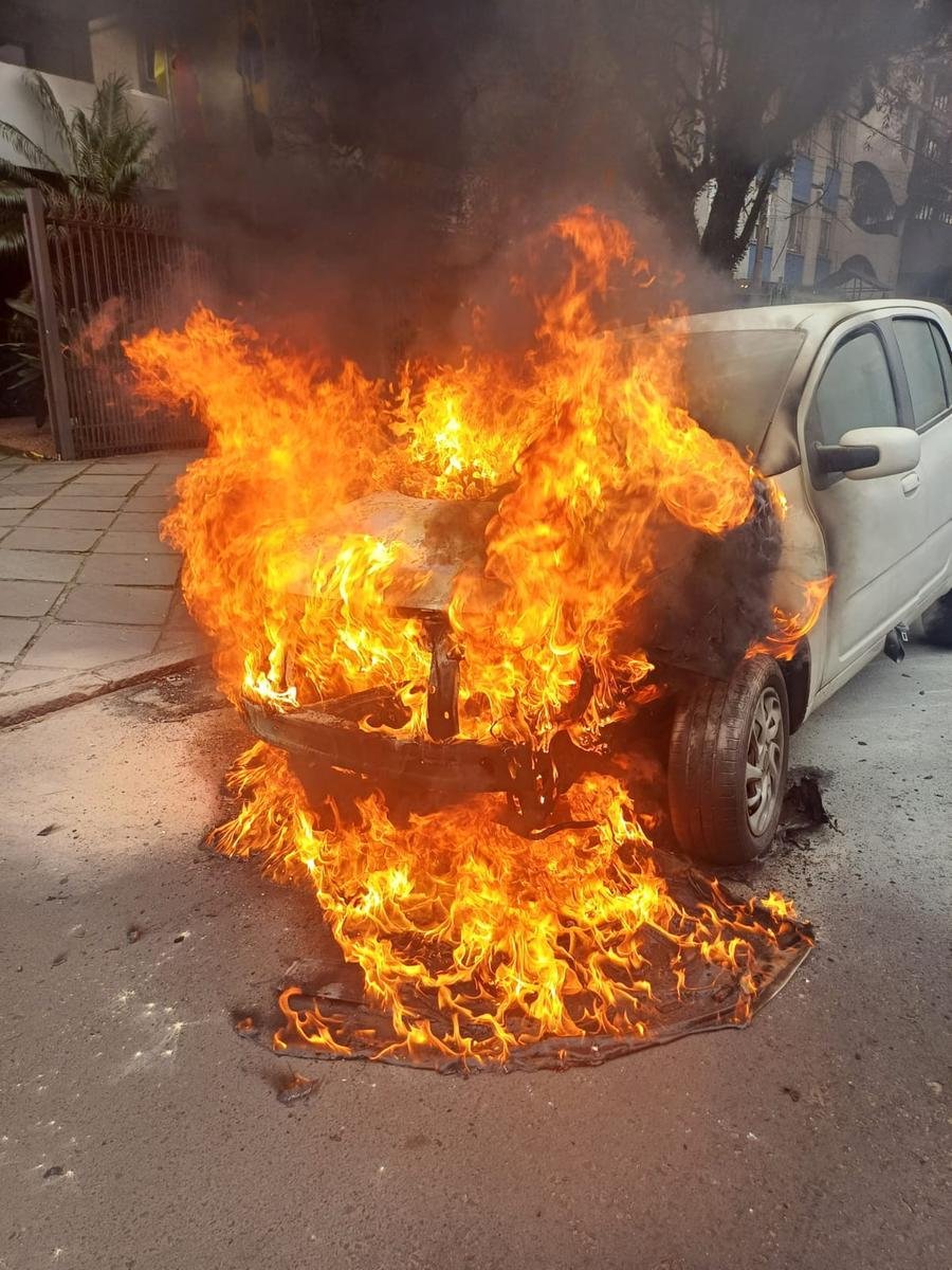 Carro ficou em chamas em Porto Alegre