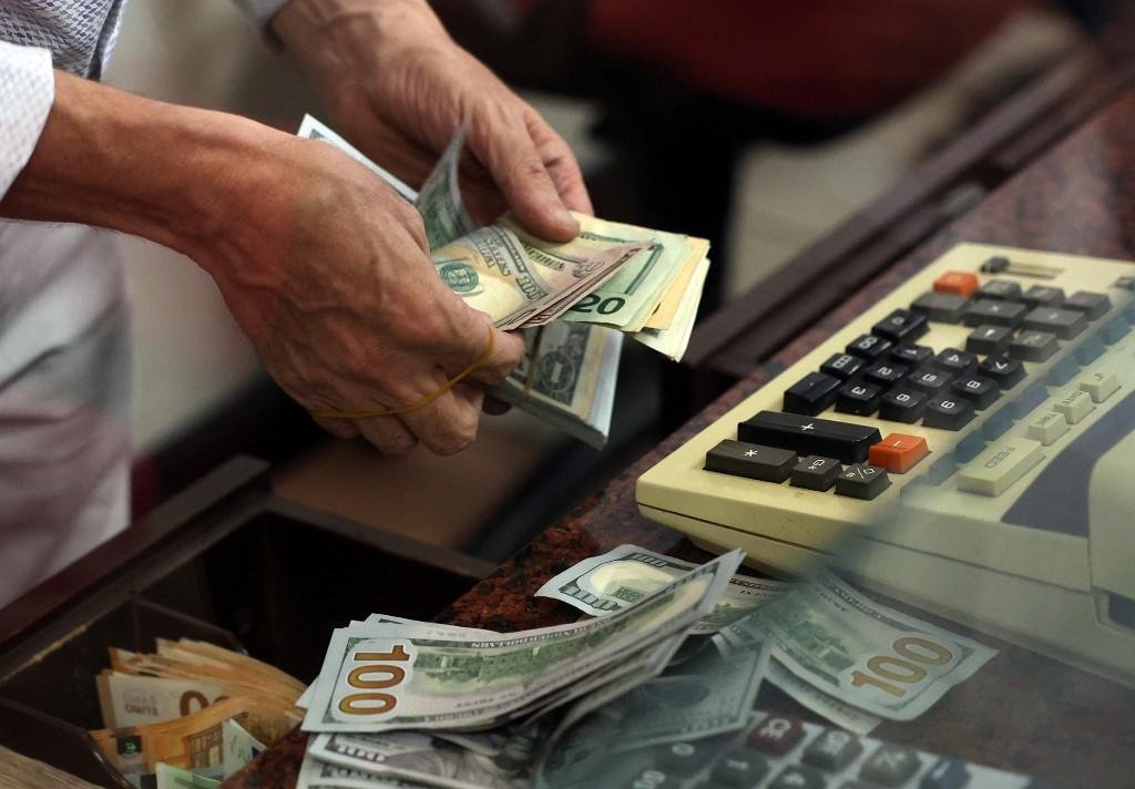 A divisa encerra a primeira semana de novembro com baixa de 0,83% em rela&ccedil;&atilde;o ao real