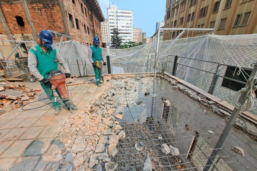 In&iacute;cio de obras para demoli&ccedil;&atilde;o do edif&iacute;cio "Esquelet&atilde;o! no centro hist&oacute;rico de POA
