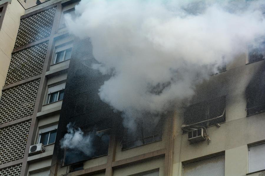 Pr&eacute;dio pega fogo em Porto Alegre