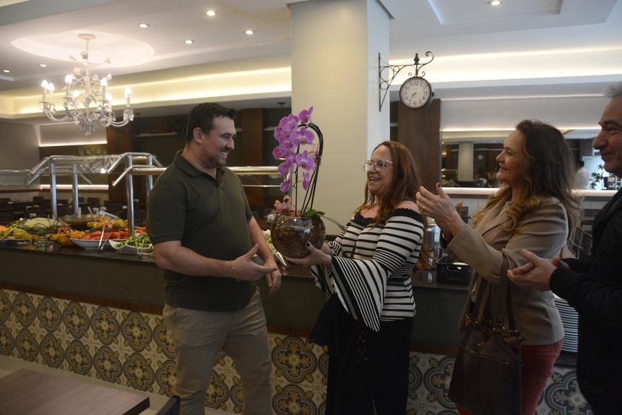 Grupo de dentistas que h&aacute; 25 anos frequenta o restaurante, parebenizou o propriet&aacute;rio pela reabertura
