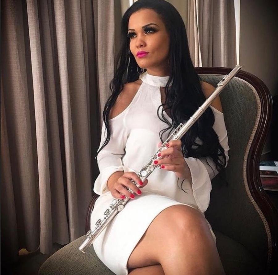 A flautista Ana Carolina Bueno.