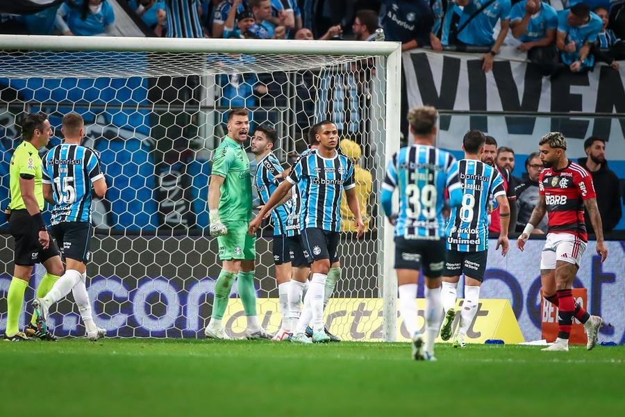 Gabriel Grando comemora p&ecirc;nalti defendido de Gabriel Barbosa