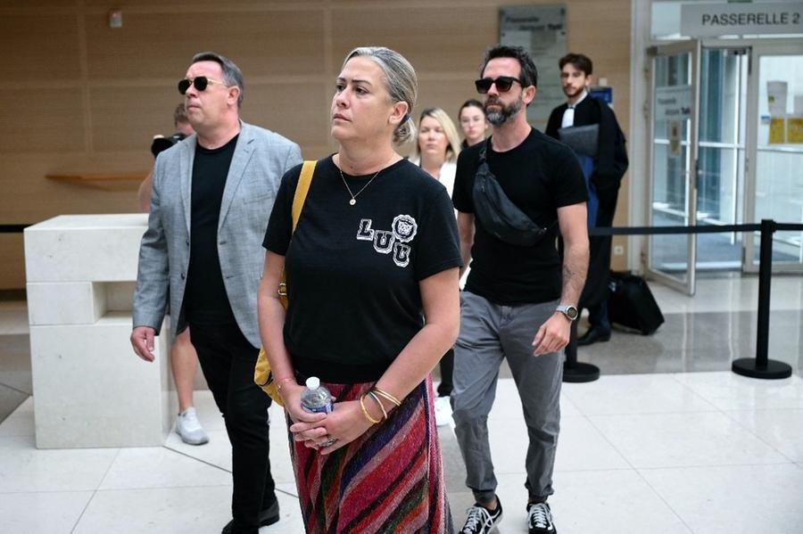 Caroline Darian e seus irm&atilde;os acompanham julgamento do pai por estupro coletivo da m&atilde;e