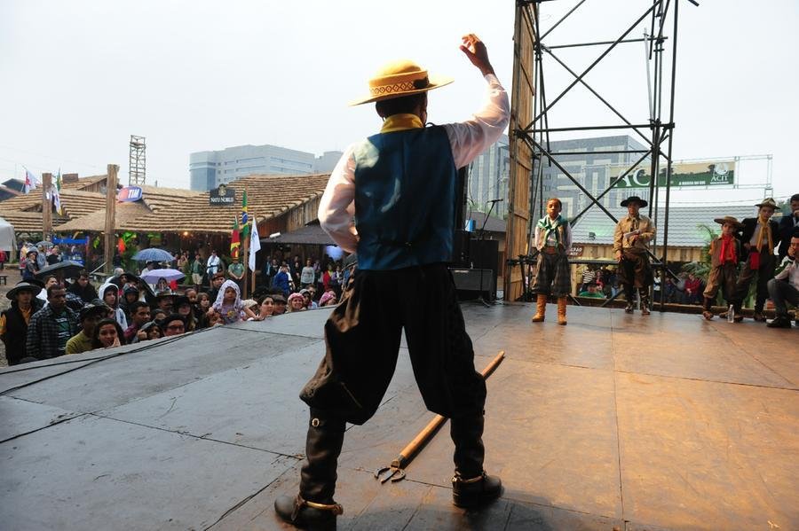 Dan&ccedil;a tradicional &eacute; baseada em batidas dos p&eacute;s e nos desafios