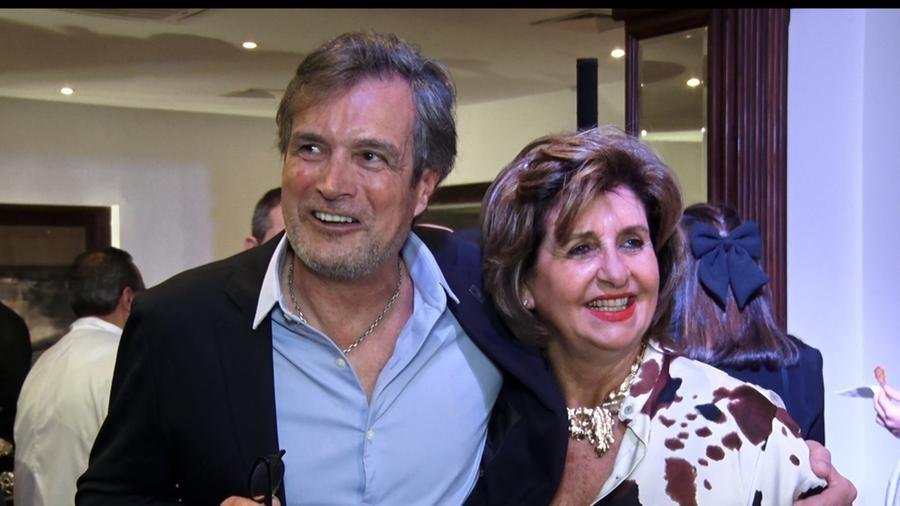 Jos&eacute; Lu&iacute;s Santayana e Suzana Vellinho Englert, presidente da ACPA, no leil&atilde;o de artes em prol das Oficinas do P&atilde;o dos Pobres