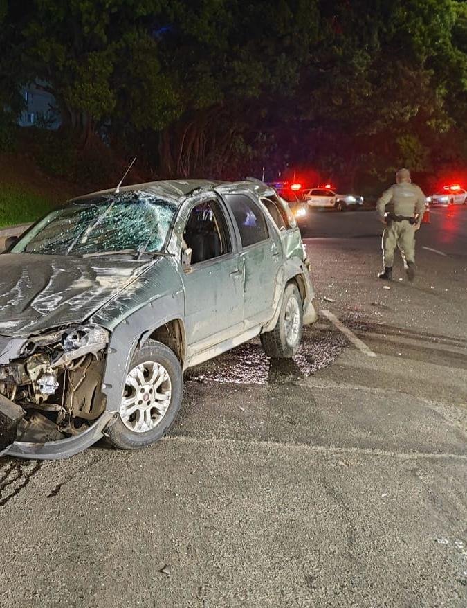 Carro ficou destru&iacute;do ap&oacute;s acidente em Porto Alegre