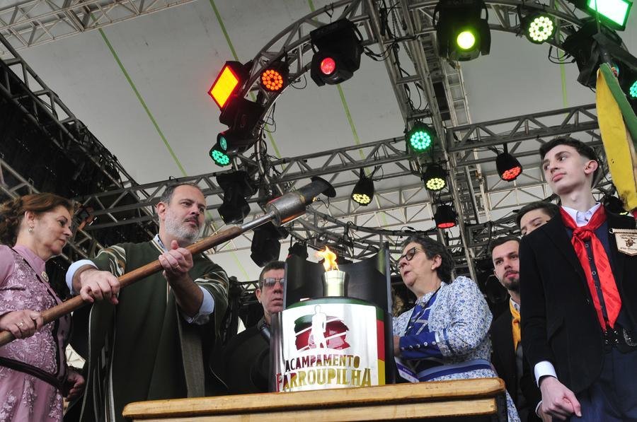 CHEGADA DA CHAMA CRIOLA AO ACAMPAMANTO FARROUPILHA E MOVIMENTO DE PUBLICO