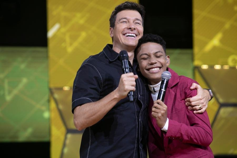 A primeira semifinal do Canta Comigo Teen, que vai ao ar, na RECORD, neste domingo, a partir das 18h.
