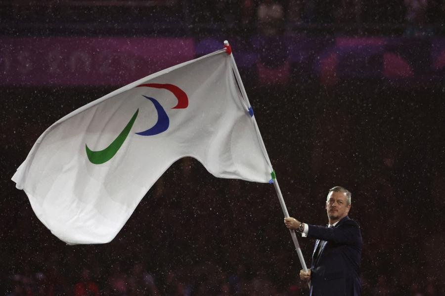 O presidente do Comit&ecirc; Paraol&iacute;mpico Internacional, o brasileiro Andrew Parsons, agita a bandeira dos Jogos Paral&iacute;mpicos durante a cerim&ocirc;nia de encerramento