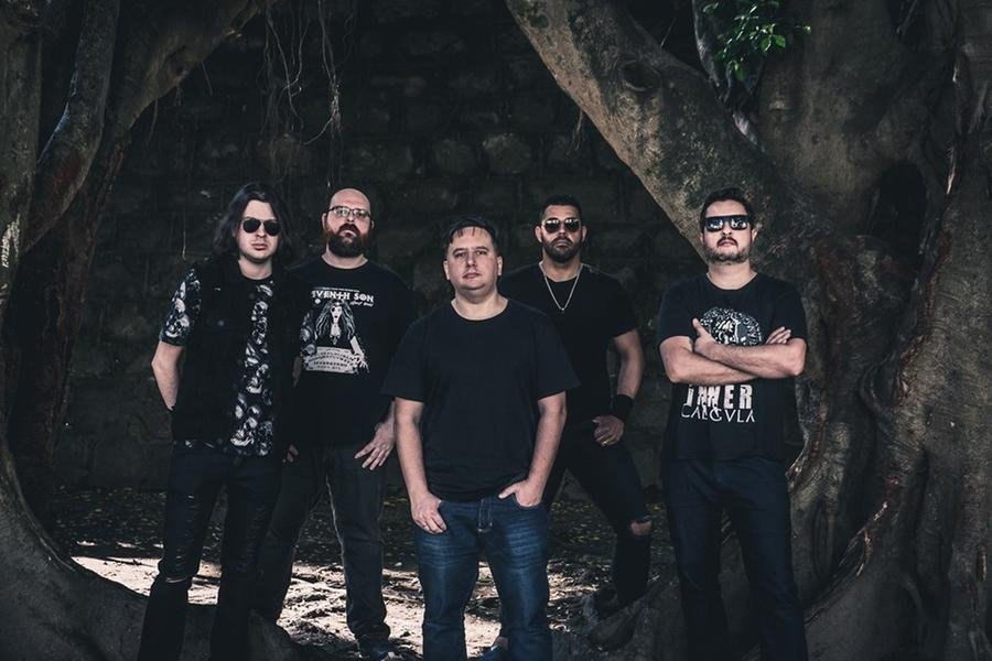 Grupo tamb&eacute;m trabalha na produ&ccedil;&atilde;o do primeiro &aacute;lbum e na busca por shows