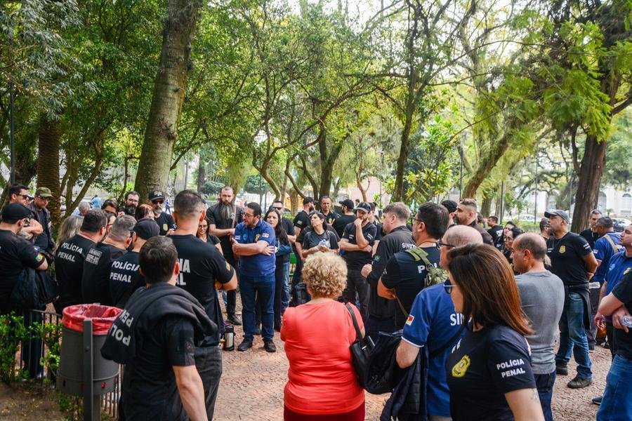 Servidores das Pol&iacute;cias Penal e Civil protestam contra projeto do governo
