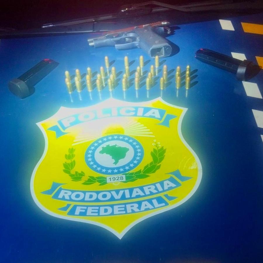 Arma e muni&ccedil;&otilde;es apreendidas pela PRF durante a pris&atilde;o em Pelotas