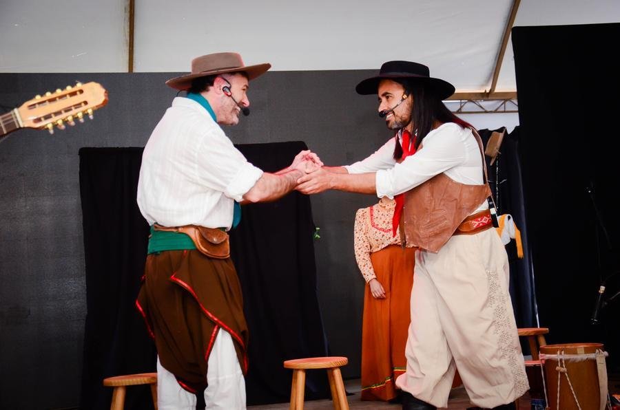 A pe&ccedil;a teatral "Sim&otilde;es Lopes Neto &ndash; O Encantador de Hist&oacute;rias"  com a Cia de Atores Independentes