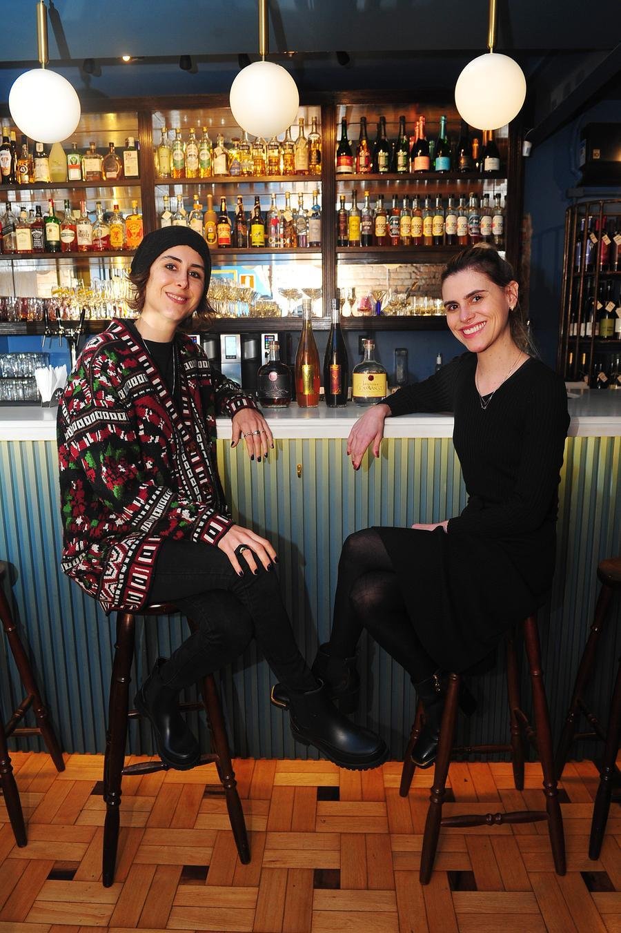Larissa e Carolina uniram suas paix&otilde;es por vinho e cacha&ccedil;a e criaram a Casa Vasco