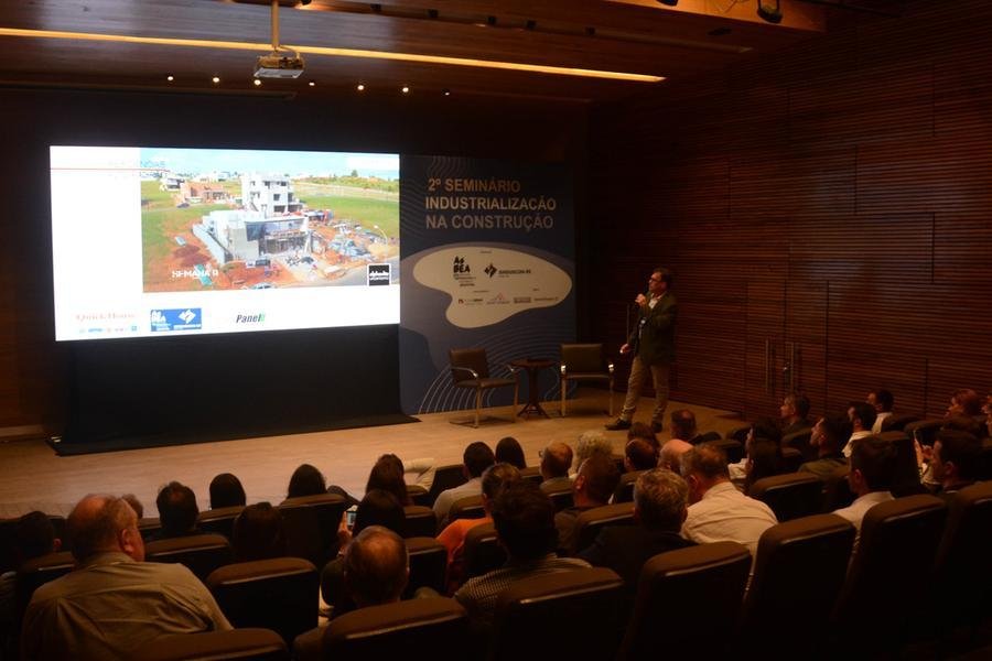 Semin&aacute;rio de Industrializa&ccedil;&atilde;o foi realizado no teatro da Sinduscon-RS, em Porto Alegre