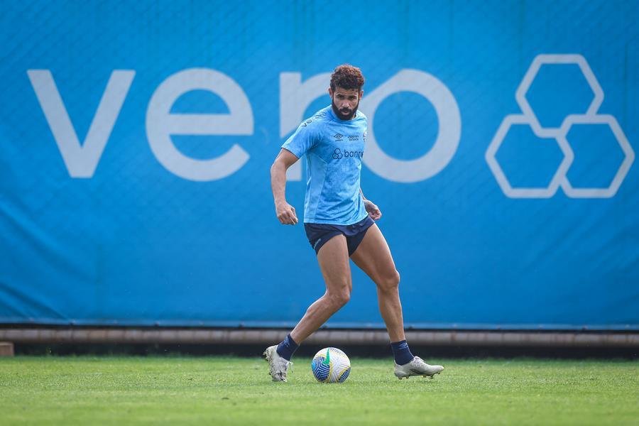 Diego Costa em treino do Gr&ecirc;mio, no CT Presidente Luiz Carvalho