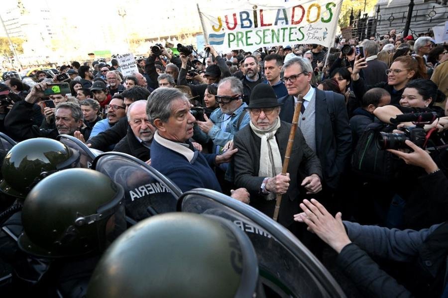 Aposentados protestaram em frente ao Congresso na semana passada