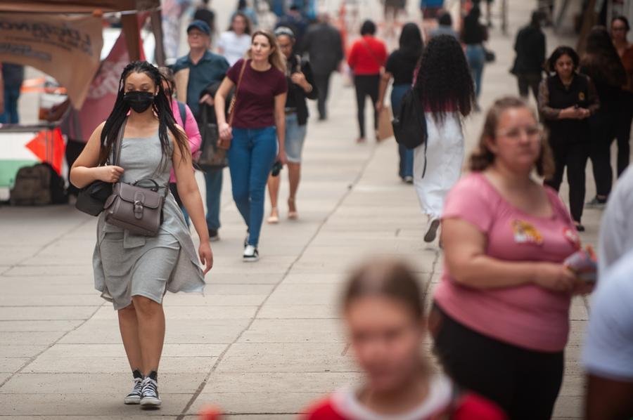 Parte da popula&ccedil;&atilde;o de Porto Alegre usa m&aacute;scaras para se proteger da fuma&ccedil;a