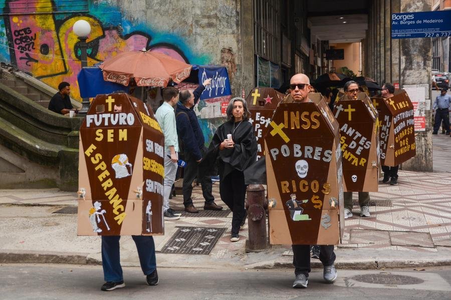 Greve do INSS, servidores realizam "cortejo f&uacute;nebre" pelas ruas do Centro Hist&oacute;rico