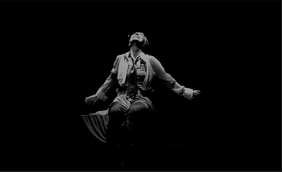 Com interpreta&ccedil;&atilde;o de Deborah Finocchiaro, o espet&aacute;culo transp&otilde;e o universo de Caio para o palco, atrav&eacute;s de vozes femininas, cr&ocirc;nicas, cartas, contos, poemas, depoimentos e m&uacute;sica ao vivo