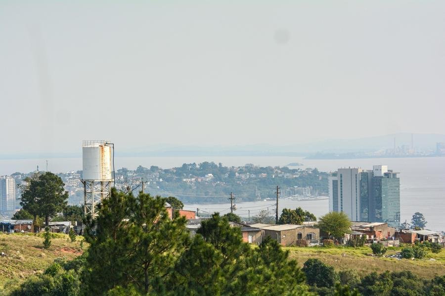 Fuma&ccedil;a encobre paisagem de Porto Alegre