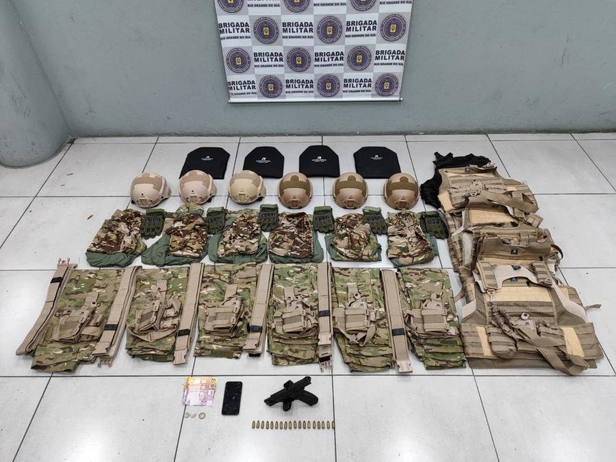 Fardamento camuflado foi apreendido com traficante na zona Sul da Capital