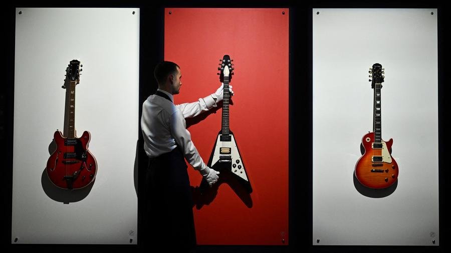 Uma guitarra pertencente a Noel Gallagher que apareceu na capa do single de estreia do Oasis, "Supersonic", foi vendido por &pound; 132.000 (US$ 172.000) em um leil&atilde;o de Londres