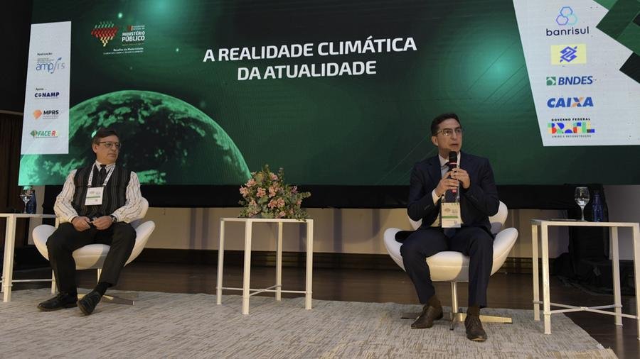 Diretor do Instituto de Pesquisas Hidr&aacute;ulicas (IPH) da UFRGS, Joel Avruch Goldenfum, ministrou a palestra que foi apresentada pelo vice-presidente da AMP/RS, Fernando Andrade Alves