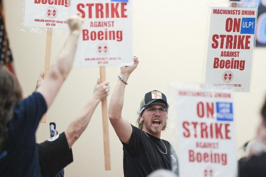 Trabalhadores da Boeing entram em greve
