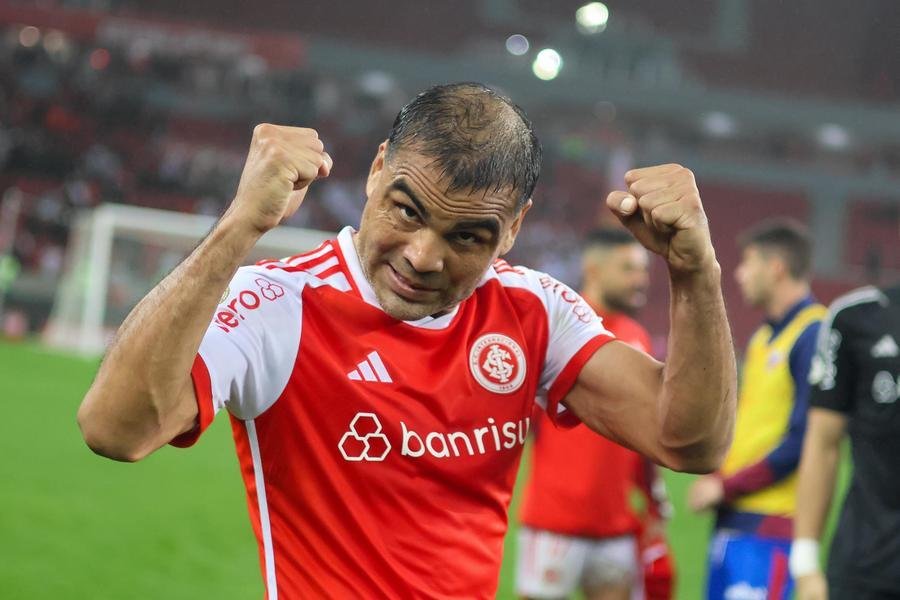 Gabriel Mercado comemora a vit&oacute;ria sobre o Fortaleza, quarta-feira, no Beira-Rio