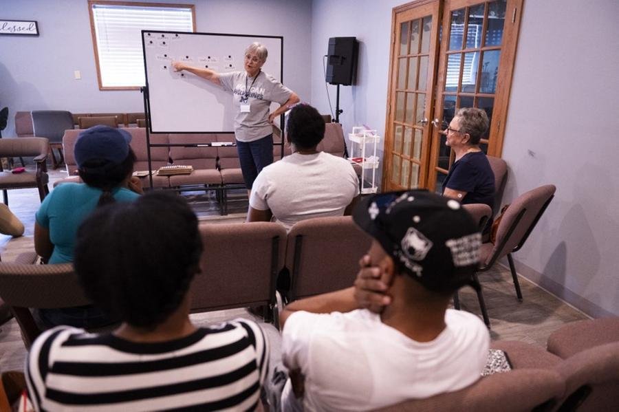 Comunidade haitiana recebe aulas de ingl&ecirc;s enquanto vive com medo