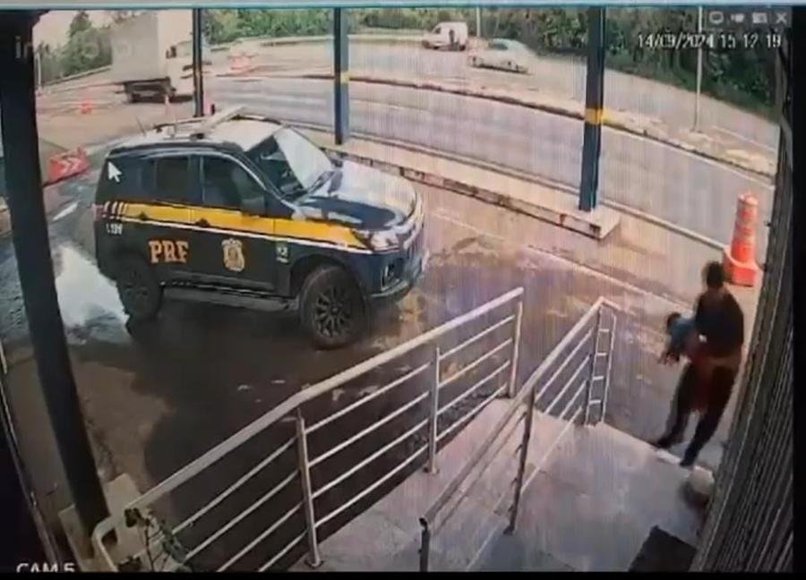 Imagens gravadas mostram pai chegando com a crian&ccedil;a no posto da PRF em Montenegro
