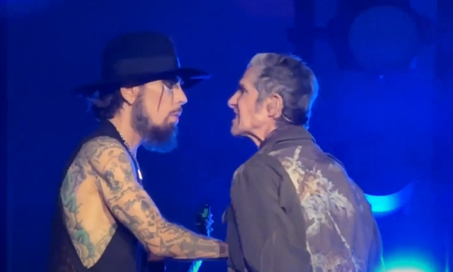 Perry Farrell agride o guitarrista, Dave Navarro, durante show da banda Jane's Addiction.