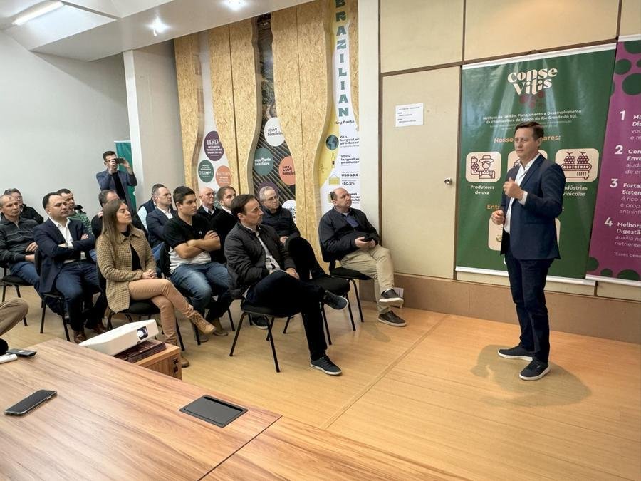 Secret&aacute;rio Clair Kuhn anunciou nova parceria em reuni&atilde;o do Conselho Deliberativo do Fundovitis, em Bento Gon&ccedil;alves