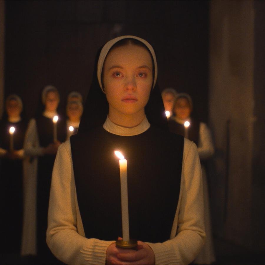 Sidney Sweeney no papel da freira Cec&iacute;lia