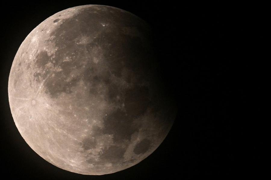 Eclipse parcial da Lua em vis&atilde;o mais pr&oacute;xima