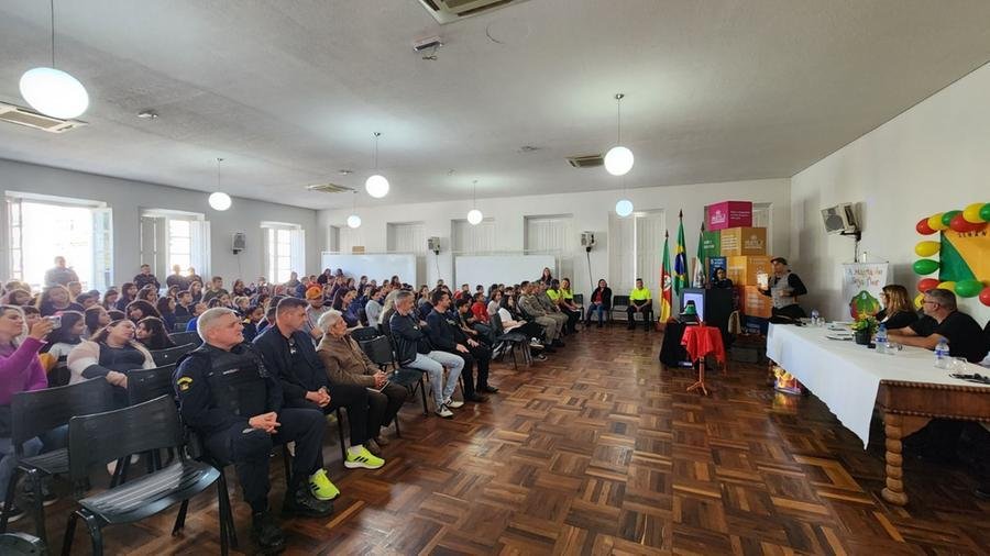 A formatura dos 157 alunos da rede p&uacute;blica de ensino no Projeto Agente Mirim ocorreu no  Sal&atilde;o Nobre Deputado Carlos Santos,  na Prefeitura.