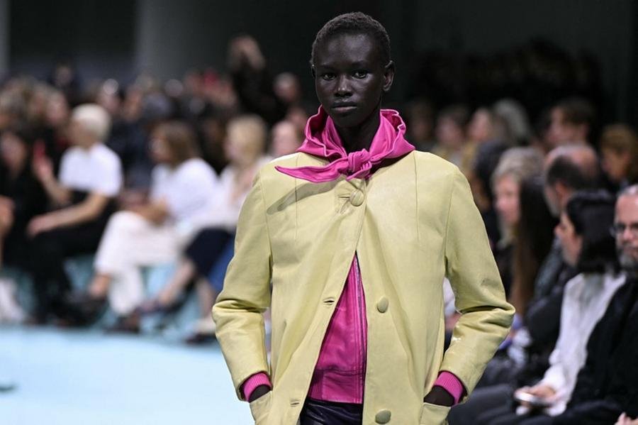 Prada apresentou na Semana de Moda de Mil&atilde;o sua interpreta&ccedil;&atilde;o da mulher burguesa com ar de super-hero&iacute;na