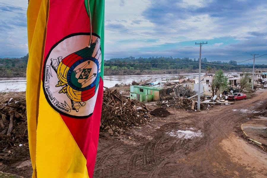 Bandeira hasteada em meio &agrave; destrui&ccedil;&atilde;o em Arroio do Meio demonstra bem a coragem que foi herdada pelo povo ga&uacute;cho