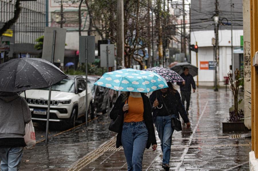 Mau tempo suspendeu atividades nesta sexta-feira