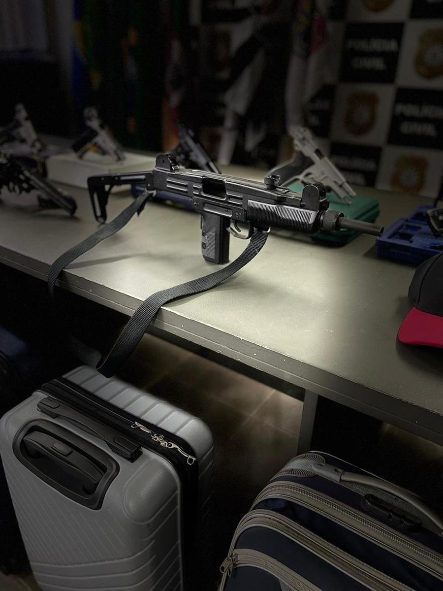 Metralhadora, pistolas e rev&oacute;lveres foram apreendidos pela Pol&iacute;cia Civil