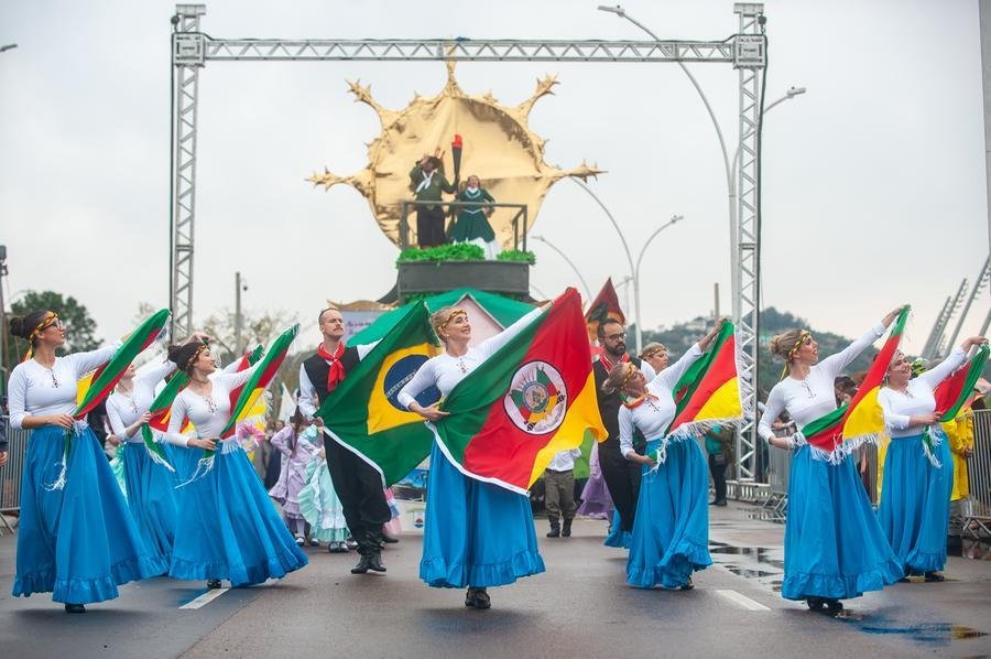 Desfile tem&aacute;tico contou com dan&ccedil;as e apresenta&ccedil;&otilde;es art&iacute;sticas t&iacute;picas da cultura ga&uacute;cha, al&eacute;m de carros que apresentaram a hist&oacute;ria de Jayme Caetano Braun