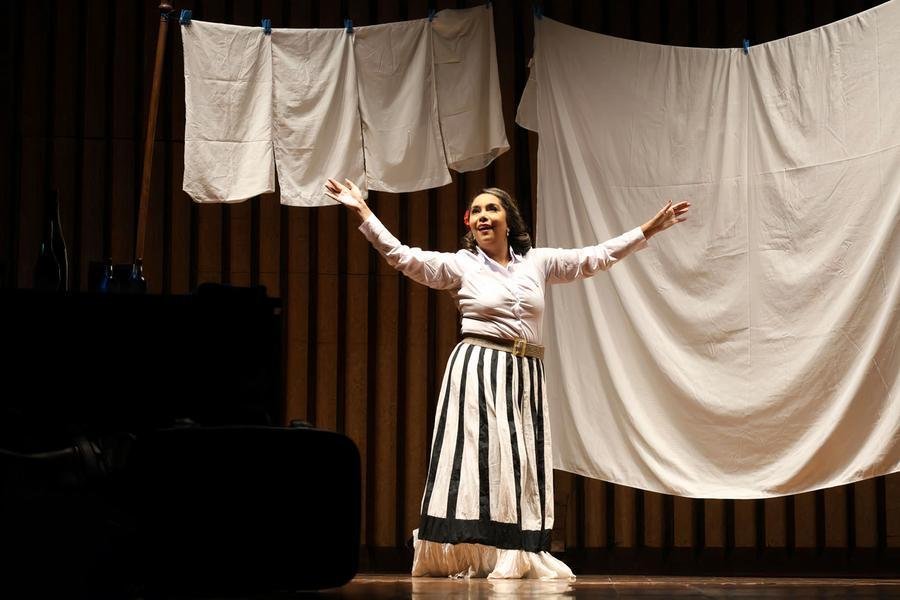Na &oacute;pera c&ocirc;mica em 1 Ato Rita, os personagens encarnam ga&uacute;chos &agrave;s lidas com um tri&acirc;ngulo amoroso