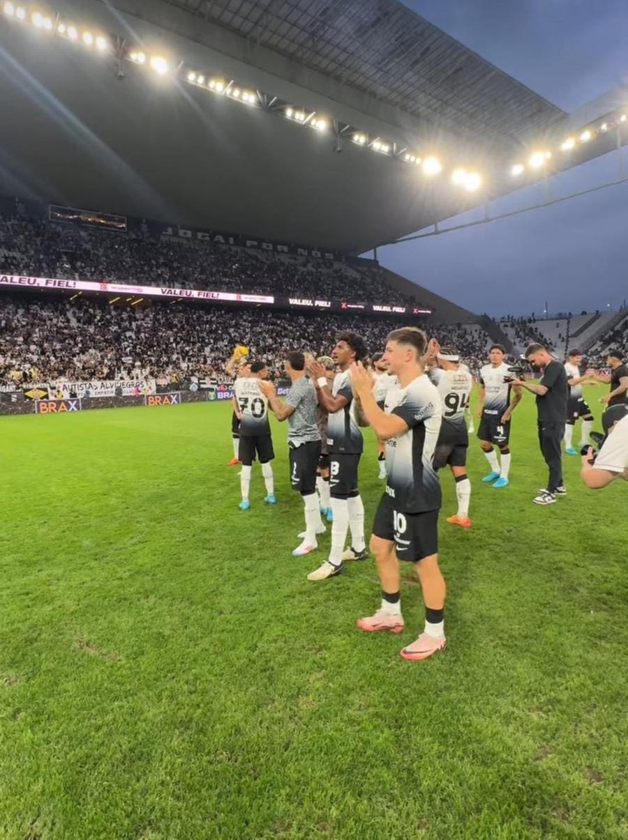 Jogadores do Corinthians festejam vit&oacute;ria em casa