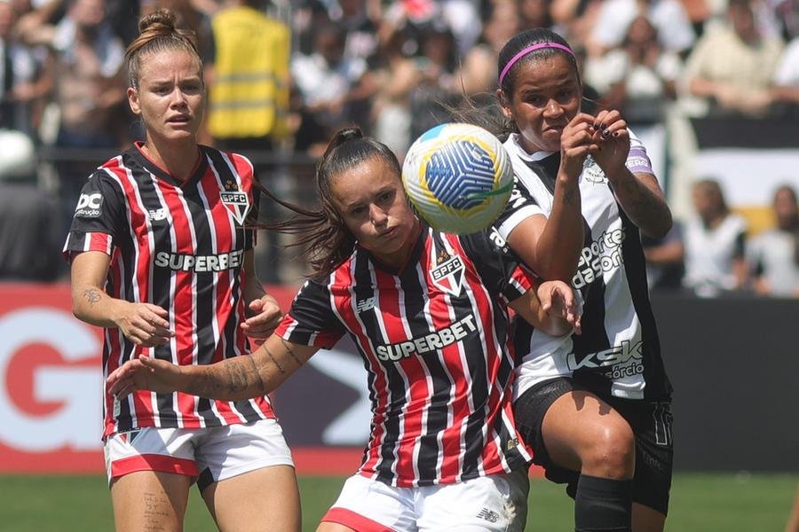 Torcida do Corinthians quebrou o recorde de p&uacute;blico do futebol feminino, somando 44.529 torcedores presentes