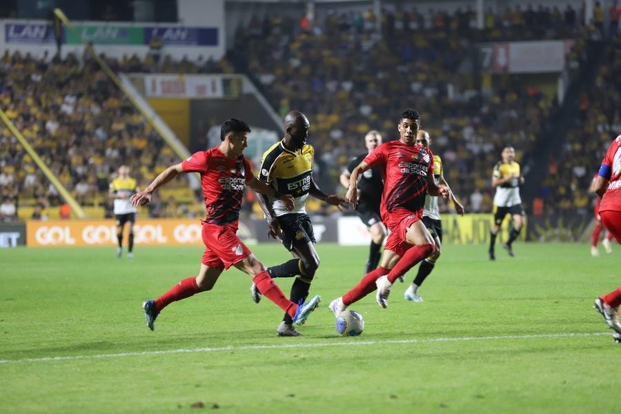 Equipes se enfrentaram na noite deste domingo no Heriberto H&uuml;lse